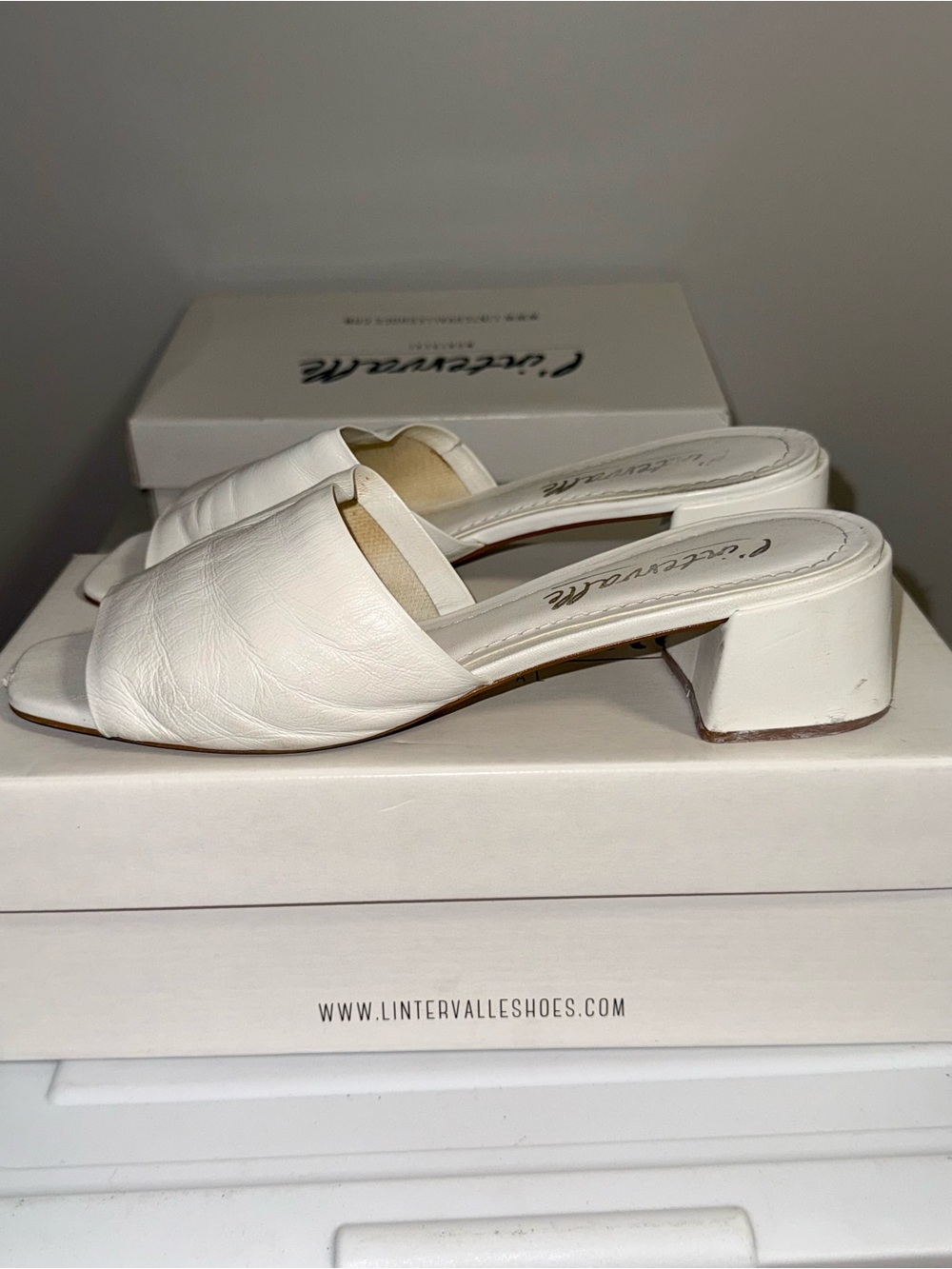 L'INTERVALLE White Leather Open-Toe Block Heel Mules